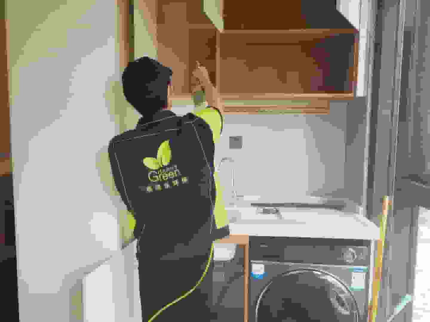 厨房施工前,工作人员用防护罩将厨房电器遮盖,避免除醛药剂对电器造成损害。