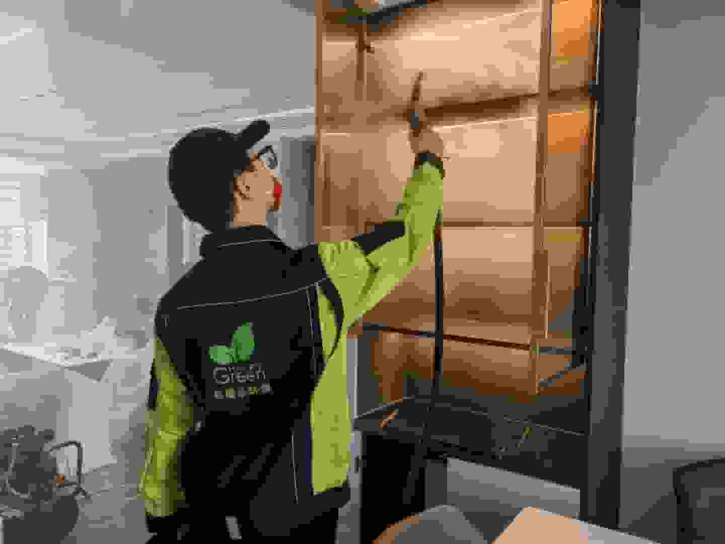 儿童房里，施工人员将孩子的玩具转移到安全位置，确保施工安全。