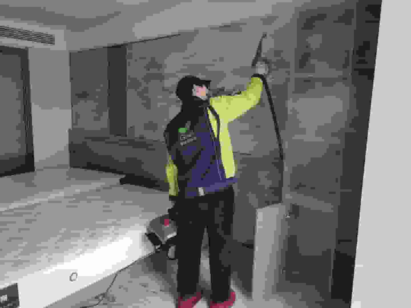 阳台边,格瑞乐人员告知业主通风在家具除醛过程中的重要性,并指导如何合理利用阳台通风。