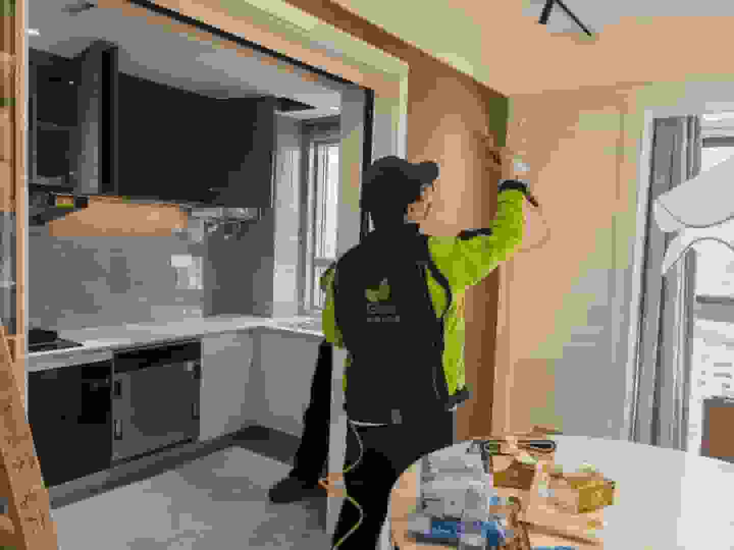 厨房场景下，检测人员把检测试纸紧紧贴在橱柜的侧板、柜门内侧等易释放甲醛的关键位置，随后专注地注视着试纸，等待其变色以判断橱柜的甲醛挥发状况。