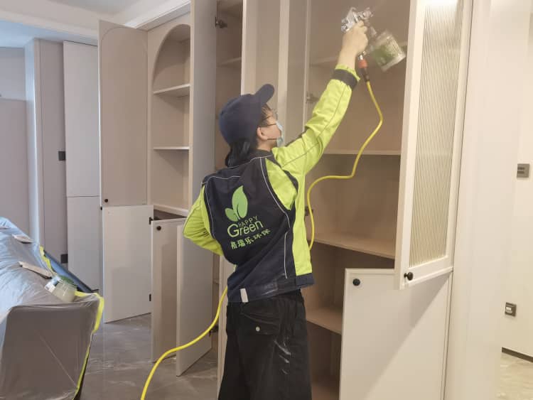 武汉新屋室内污染咋降？5 个实用妙招让空气达标  武汉新屋主子注意！室内污染不用愁，5 个妙招帮你降到安全线 “装修完屋里闷得慌？担心材料污染伤身体？” 在武汉，不少新屋主子装修后都有这样的顾虑 —— 明明选了环保材料，却还是怕甲醛、TVOC 等污染物超标，尤其是有老人、小孩的家庭，更是提心吊胆。其实降低室内污染，不是单靠 “选环保材料” 就能搞定的，从设计到入住，每个环节都有讲究。结合格瑞乐多年的行业经验和武汉本地装修实践，今天就给大家分享 5 个实用妙招，帮你把室内污染降到安全线，安心住进新家。  一、设计先 “环保”：从源头把控，少走弯路 装修的第一步，就得把环保意识融入设计，这是降低污染的基础： 1.布局要 “透气”，预留通风空间 武汉新屋设计时，要考虑房间的结构和布局，避免出现 “死角” 影响通风。比如厨房、卫生间要保证开窗面积，别为了增加收纳而封堵通风口；客厅、卧室的家具摆放要预留通道，让空气能顺畅流通，尤其是武汉梅雨季潮湿，良好的布局能减少湿气积聚，间接降低污染物释放； 2.用量要 “克制”，不盲目堆砌 设计方案里，要明确材料用量和新风量 —— 按国家室内空气质量标准，室内新风量每小时不能少于 30 立方米。比如 10㎡的儿童房，定制衣柜 + 书桌的板材用量建议不超过 5㎡，别盲目堆砌家具，给空气流通和污染物扩散留足空间。武汉硚口的王女士，装修时没考虑这点，儿童房塞满了家具，结果通风不畅，检测后甲醛超标，后悔不已。 二、选材讲 “搭配”：避免单一，减少叠加污染 选材料不只是 “选环保款”，合理搭配更能降低污染风险，这两点要记牢： 1.材料别单一，多材质组合 地面、墙面、家具的材料要搭配使用，别大面积用同一种材质。比如地面铺了复合地板，家具就少选人造板；墙面刷乳胶漆，就别再贴壁纸（减少胶水使用）。不同材料含有的污染物不同，单一材料用多了，哪怕都是环保产品，也会因 “叠加效应” 导致污染物超标，武汉小户型更要注意这一点； 2.算好承载量，不超额使用 每个房间的 “污染承载量” 是有限的，尤其是卧室、儿童房这些长时间停留的空间。比如 6㎡的儿童房，已经有了吊柜、衣柜、书桌和床，就别再额外添加人造板家具；武汉新屋主子可以按 “每 10㎡空间，人造板用量不超过 5㎡” 的标准估算，避免材料过量导致污染超标。 三、通风有 “技巧”：适配武汉气候，高效排污染 通风是降低室内污染最经济的办法，但武汉四季气候不同，通风要讲技巧： 1.分季节通风，对症下药 ◦夏季高温高湿：甲醛释放量大，每天早晚各通风 2-3 小时，形成对流，加速污染物排出； ◦梅雨季潮湿：选晴天中午通风 1 小时，其余时间关窗搭配除湿机，避免墙面发霉，同时减少污染物积聚； ◦冬季寒冷：每天中午通风 1 小时，兼顾保暖和除醛，别因怕冷而长期关窗； 1.特殊户型，主动 “造风” 有些武汉新屋结构特殊（如暗卫、狭长户型），自然通风差，这时可以装室内新风机，或用空调的通风功能，强制引入新鲜空气，保证新风量达标，避免污染物在室内积聚。 四、家具防 “踩坑”：警惕后期污染叠加 装修完的污染，很多时候来自家具和装饰物品，这两点别忽视： 1.家具选 “环保款”，验收要仔细 买家具时，优先选封边严密、有环保证书的产品，严密封边能阻止甲醛释放；家具送到家后，要及时检查是否有刺鼻气味，若气味浓烈，可先放在阳台晾晒 1-2 周再搬进室内，减少污染叠加； 2.装饰物品 “少而精”，避免多余污染 窗帘、地毯、抱枕等装饰物品，也可能释放甲醛和 TVOC，建议 “少而精” 选择。新窗帘、新地毯买回家后，先用清水浸泡清洗，晾晒后再使用，降低污染物残留；武汉潮湿气候下，还可以在装饰物品旁放置少量活性炭，辅助吸附异味。 五、治理补 “短板”：超标后科学应对 如果装修后检测发现污染超标，别慌，科学治理能快速达标： 1.轻度超标：通风 + 辅助净化 若污染轻度超标（甲醛浓度 0.08-0.1mg/m³），可通过延长通风时间（1-2 个月），搭配活性炭吸附（每 10㎡放置 1-2 盆，1-2 个月更换一次）、绿植净化（绿萝、吊兰等），逐步降低污染浓度； 2.中度 / 重度超标：专业治理更靠谱 若污染超标严重，或想快速入住，建议选择专业治理。格瑞乐环保针对武汉气候特点，采用升级光触媒技术，能快速分解甲醛、TVOC 等污染物，喷在家具、板材表面后形成保护膜，持续净化，无二次污染。武汉汉阳的李女士，新屋装修后因家具叠加导致甲醛超标 1.1 倍，经格瑞乐治理后，7 天检测达标，顺利入住。 六、武汉新屋降污染小互动：你家装修做了哪些环保措施？ 评论区聊聊：你家装修时，在设计、选材、通风上做了哪些环保努力？有没有遇到过污染超标的情况？分享你的经验，专业人员帮你排查污染隐患！  结尾问答：关于武汉新屋降污染，主子们常问的 3 个问题 1.武汉新屋选了环保材料，还需要做污染治理吗？答：需要结合检测结果！环保材料可能因 “叠加效应” 导致超标，建议装修后检测，若达标可直接入住；若超标，需通过通风或专业治理降低污染，武汉梅雨季更要重视； 2.武汉梅雨季装修，如何降低室内污染？答：梅雨季通风时搭配除湿机，控制室内湿度≤60%；材料选耐潮、环保款，避免使用过多胶水；装修后延长通风时间，必要时搭配格瑞乐光触媒治理，加速污染物分解； 3.新家具进场后污染超标，该怎么办？答：先将家具搬到通风处晾晒，同时加强室内通风；若超标严重，可针对家具进行专项治理，格瑞乐的家具除醛触媒能快速分解家具释放的甲醛，避免污染扩散。 如果想了解格瑞乐环保针对武汉新屋的污染治理方案，或需要专业人员上门评估污染情况、制定个性化降低方案，可在线咨询，让专业团队帮你全方位降低室内污染，打造健康安心的武汉新家！