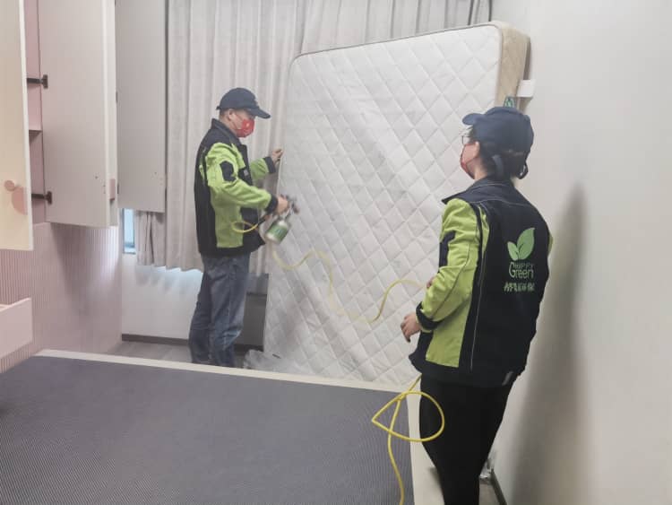 武汉新屋室内污染咋降？5 个实用妙招让空气达标  武汉新屋主子注意！室内污染不用愁，5 个妙招帮你降到安全线 “装修完屋里闷得慌？担心材料污染伤身体？” 在武汉，不少新屋主子装修后都有这样的顾虑 —— 明明选了环保材料，却还是怕甲醛、TVOC 等污染物超标，尤其是有老人、小孩的家庭，更是提心吊胆。其实降低室内污染，不是单靠 “选环保材料” 就能搞定的，从设计到入住，每个环节都有讲究。结合格瑞乐多年的行业经验和武汉本地装修实践，今天就给大家分享 5 个实用妙招，帮你把室内污染降到安全线，安心住进新家。  一、设计先 “环保”：从源头把控，少走弯路 装修的第一步，就得把环保意识融入设计，这是降低污染的基础： 1.布局要 “透气”，预留通风空间 武汉新屋设计时，要考虑房间的结构和布局，避免出现 “死角” 影响通风。比如厨房、卫生间要保证开窗面积，别为了增加收纳而封堵通风口；客厅、卧室的家具摆放要预留通道，让空气能顺畅流通，尤其是武汉梅雨季潮湿，良好的布局能减少湿气积聚，间接降低污染物释放； 2.用量要 “克制”，不盲目堆砌 设计方案里，要明确材料用量和新风量 —— 按国家室内空气质量标准，室内新风量每小时不能少于 30 立方米。比如 10㎡的儿童房，定制衣柜 + 书桌的板材用量建议不超过 5㎡，别盲目堆砌家具，给空气流通和污染物扩散留足空间。武汉硚口的王女士，装修时没考虑这点，儿童房塞满了家具，结果通风不畅，检测后甲醛超标，后悔不已。 二、选材讲 “搭配”：避免单一，减少叠加污染 选材料不只是 “选环保款”，合理搭配更能降低污染风险，这两点要记牢： 1.材料别单一，多材质组合 地面、墙面、家具的材料要搭配使用，别大面积用同一种材质。比如地面铺了复合地板，家具就少选人造板；墙面刷乳胶漆，就别再贴壁纸（减少胶水使用）。不同材料含有的污染物不同，单一材料用多了，哪怕都是环保产品，也会因 “叠加效应” 导致污染物超标，武汉小户型更要注意这一点； 2.算好承载量，不超额使用 每个房间的 “污染承载量” 是有限的，尤其是卧室、儿童房这些长时间停留的空间。比如 6㎡的儿童房，已经有了吊柜、衣柜、书桌和床，就别再额外添加人造板家具；武汉新屋主子可以按 “每 10㎡空间，人造板用量不超过 5㎡” 的标准估算，避免材料过量导致污染超标。 三、通风有 “技巧”：适配武汉气候，高效排污染 通风是降低室内污染最经济的办法，但武汉四季气候不同，通风要讲技巧： 1.分季节通风，对症下药 ◦夏季高温高湿：甲醛释放量大，每天早晚各通风 2-3 小时，形成对流，加速污染物排出； ◦梅雨季潮湿：选晴天中午通风 1 小时，其余时间关窗搭配除湿机，避免墙面发霉，同时减少污染物积聚； ◦冬季寒冷：每天中午通风 1 小时，兼顾保暖和除醛，别因怕冷而长期关窗； 1.特殊户型，主动 “造风” 有些武汉新屋结构特殊（如暗卫、狭长户型），自然通风差，这时可以装室内新风机，或用空调的通风功能，强制引入新鲜空气，保证新风量达标，避免污染物在室内积聚。 四、家具防 “踩坑”：警惕后期污染叠加 装修完的污染，很多时候来自家具和装饰物品，这两点别忽视： 1.家具选 “环保款”，验收要仔细 买家具时，优先选封边严密、有环保证书的产品，严密封边能阻止甲醛释放；家具送到家后，要及时检查是否有刺鼻气味，若气味浓烈，可先放在阳台晾晒 1-2 周再搬进室内，减少污染叠加； 2.装饰物品 “少而精”，避免多余污染 窗帘、地毯、抱枕等装饰物品，也可能释放甲醛和 TVOC，建议 “少而精” 选择。新窗帘、新地毯买回家后，先用清水浸泡清洗，晾晒后再使用，降低污染物残留；武汉潮湿气候下，还可以在装饰物品旁放置少量活性炭，辅助吸附异味。 五、治理补 “短板”：超标后科学应对 如果装修后检测发现污染超标，别慌，科学治理能快速达标： 1.轻度超标：通风 + 辅助净化 若污染轻度超标（甲醛浓度 0.08-0.1mg/m³），可通过延长通风时间（1-2 个月），搭配活性炭吸附（每 10㎡放置 1-2 盆，1-2 个月更换一次）、绿植净化（绿萝、吊兰等），逐步降低污染浓度； 2.中度 / 重度超标：专业治理更靠谱 若污染超标严重，或想快速入住，建议选择专业治理。格瑞乐环保针对武汉气候特点，采用升级光触媒技术，能快速分解甲醛、TVOC 等污染物，喷在家具、板材表面后形成保护膜，持续净化，无二次污染。武汉汉阳的李女士，新屋装修后因家具叠加导致甲醛超标 1.1 倍，经格瑞乐治理后，7 天检测达标，顺利入住。 六、武汉新屋降污染小互动：你家装修做了哪些环保措施？ 评论区聊聊：你家装修时，在设计、选材、通风上做了哪些环保努力？有没有遇到过污染超标的情况？分享你的经验，专业人员帮你排查污染隐患！  结尾问答：关于武汉新屋降污染，主子们常问的 3 个问题 1.武汉新屋选了环保材料，还需要做污染治理吗？答：需要结合检测结果！环保材料可能因 “叠加效应” 导致超标，建议装修后检测，若达标可直接入住；若超标，需通过通风或专业治理降低污染，武汉梅雨季更要重视； 2.武汉梅雨季装修，如何降低室内污染？答：梅雨季通风时搭配除湿机，控制室内湿度≤60%；材料选耐潮、环保款，避免使用过多胶水；装修后延长通风时间，必要时搭配格瑞乐光触媒治理，加速污染物分解； 3.新家具进场后污染超标，该怎么办？答：先将家具搬到通风处晾晒，同时加强室内通风；若超标严重，可针对家具进行专项治理，格瑞乐的家具除醛触媒能快速分解家具释放的甲醛，避免污染扩散。 如果想了解格瑞乐环保针对武汉新屋的污染治理方案，或需要专业人员上门评估污染情况、制定个性化降低方案，可在线咨询，让专业团队帮你全方位降低室内污染，打造健康安心的武汉新家！